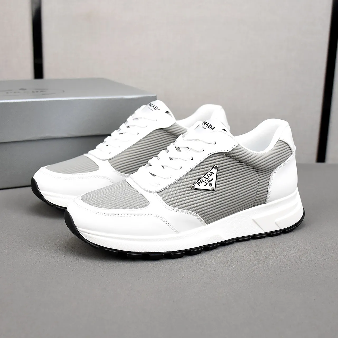 PP460👟👟👟Prada/Prada Prax men's series casual sports shoes Prax sports shoes combine style and comfort, with a unique sports design defined by exquisite materials and details. Fashionable, casual and versatile, it is decorated with an enameled triangle logo on the outside, a Prada Milano printed logo on the tongue, and a 2.5cm lightweight two-tone rubber sole for a comfortable wearing experience! Size: 38-39-40-41-42-43-44 standard leather shoe size